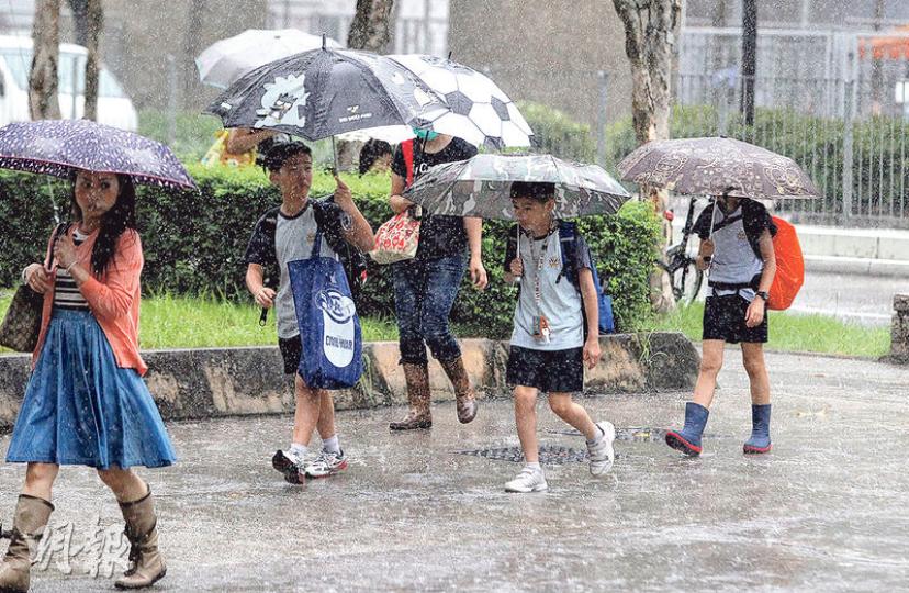 天文台昨早7時35分發放首個紅色暴雨警告信號,10分鐘後教育局宣布停課。當時不少學生已在上學途中,非常狼狽,教育界及部分家長批評天文台與教育局通報及溝通不足,導致停課安排混亂。(林俊源攝)天文台於上學時間途中發出紅雨警告,不少雙職家長均難以請假照顧子女。記者昨晨採訪銀河娛樂股東會,見有祖父母乾脆帶同就讀小二、因暴雨停課的孫子出席,方便照顧。(劉焌陶攝) 天文台昨早7時35分發放首個紅色暴雨警告信號,10分鐘後教育局宣布停課。當時不少學生已在上學途中,非常狼狽,教育界及部分家長批評天文台與教育局通報及溝通不足,導致停課安排混亂。(林俊源攝)天文台於上學時間途中發出紅雨警告,不少雙職家長均難以請假照顧子女。記者昨晨採訪銀河娛樂股東會,見有祖父母乾脆帶同就讀小二、因暴雨停課的孫子出席,方便照顧。(劉焌陶攝)