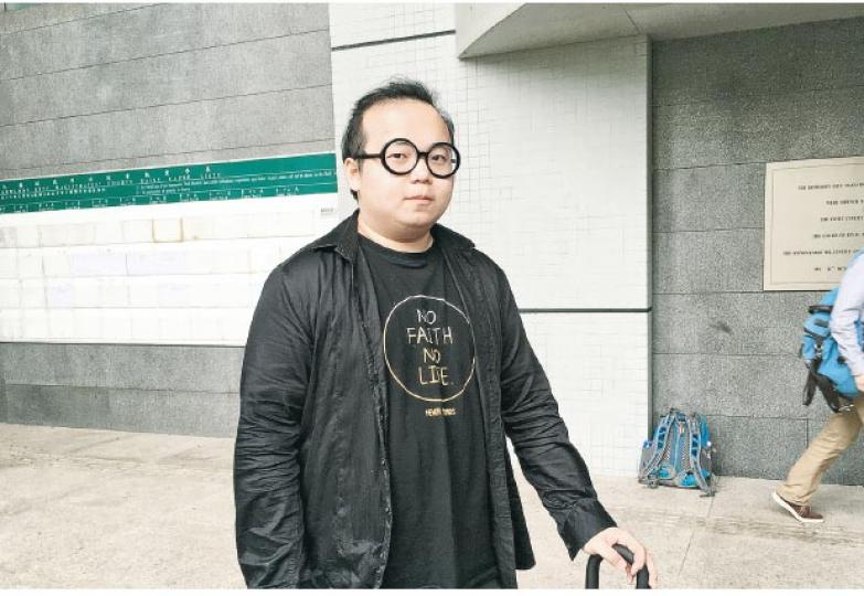 前學民思潮成員林淳軒於庭外強調申請訟費時沒作假證供,但認為在申報交通費中「做錯咗」,並就此致歉。(章淑廉攝) 前學民思潮成員林淳軒於庭外強調申請訟費時沒作假證供,但認為在申報交通費中「做錯咗」,並就此致歉。(章淑廉攝)