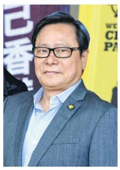 黃毓民昨在庭上質疑,行政長官私人保安主任、高級督察利子津自行撰寫的口供與梁振英所錄口供有多處相似,其中一句長33字的句子,有32字完全相同。(劉焌陶攝) 黃毓民昨在庭上質疑,行政長官私人保安主任、高級督察利子津自行撰寫的口供與梁振英所錄口供有多處相似,其中一句長33字的句子,有32字完全相同。(劉焌陶攝)
