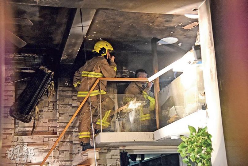 九龍城馬頭涌道一單位住戶前晚在閣樓為「自製尿袋」充電時疑短路發生火警,消防趕至將火救熄,火警經調查後無可疑,單位牆壁及閣樓天花嚴重熏黑。(蔡方山攝)「自製尿袋」火警中,男住戶與女友抱同愛貓逃生,遭其中一隻受驚的貓抓傷左手指,幸傷勢不嚴重,毋須送院。事後他特地為愛貓回家取貓糧罐頭。(蔡方山攝) 九龍城馬頭涌道一單位住戶前晚在閣樓為「自製尿袋」充電時疑短路發生火警,消防趕至將火救熄,火警經調查後無可疑,單位牆壁及閣樓天花嚴重熏黑。(蔡方山攝)「自製尿袋」火警中,男住戶與女友抱同愛貓逃生,遭其中一隻受驚的貓抓傷左手指,幸傷勢不嚴重,毋須送院。事後他特地為愛貓回家取貓糧罐頭。(蔡方山攝)