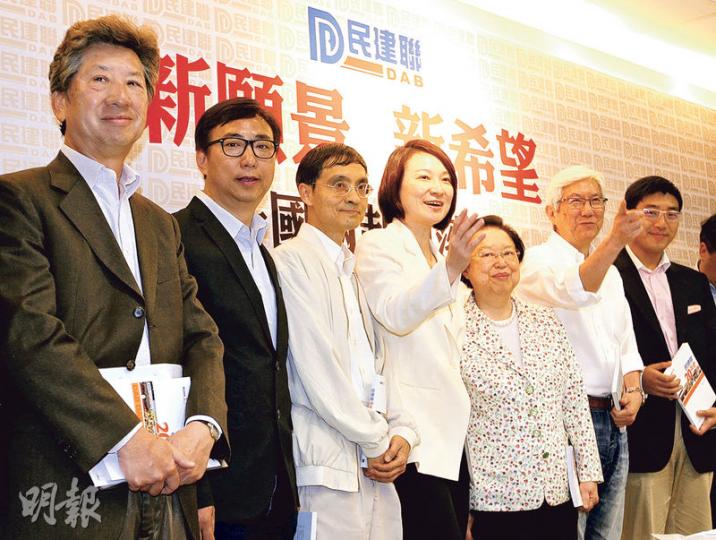 民建聯昨在總部舉行圓桌會議討論「一國兩制」落實情况,圖左起為民主思路召集人湯家驊、新思維主席狄志遠、港大法律學院教授陳弘毅、民建聯主席李慧琼、港區全國人大代表譚惠珠、基本法諮詢委員會前委員程介南和團結香港基金副總幹事李浩然。(郭慶輝攝) 民建聯昨在總部舉行圓桌會議討論「一國兩制」落實情况,圖左起為民主思路召集人湯家驊、新思維主席狄志遠、港大法律學院教授陳弘毅、民建聯主席李慧琼、港區全國人大代表譚惠珠、基本法諮詢委員會前委員程介南和團結香港基金副總幹事李浩然。(郭慶輝攝)