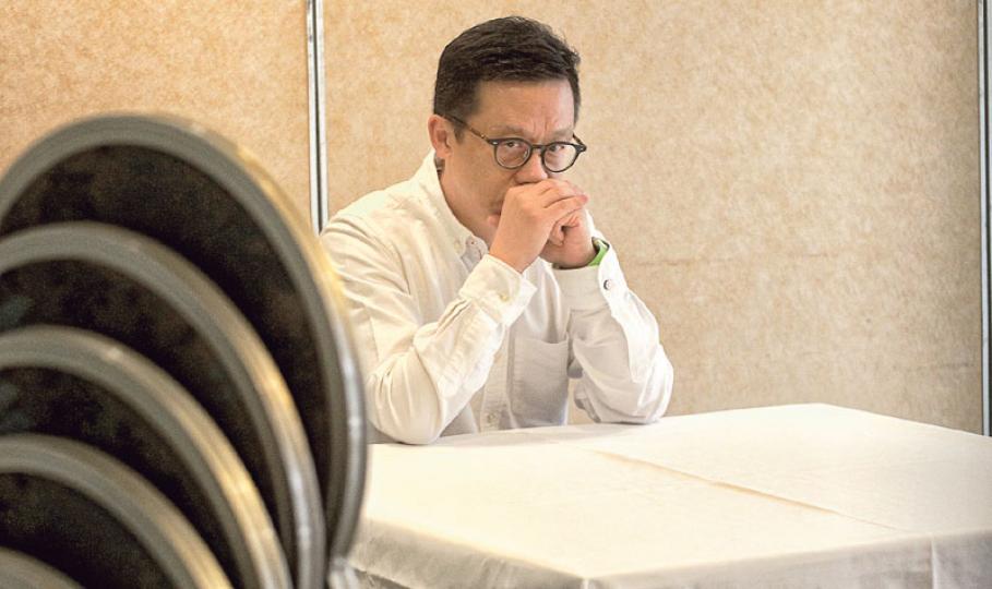 王維基昨日與政治版記者在酒樓飯局後,再開記者會談參選立法會意向,記者會前一個人坐着沉思。王表示近日開始「溫書」,學習各項政府政策,但講明參選重點簡單直接,多番重申是「換特首」或政圈所謂的ABC(Anyone but CY),即非梁振英便可。(李紹昌攝) 王維基昨日與政治版記者在酒樓飯局後,再開記者會談參選立法會意向,記者會前一個人坐着沉思。王表示近日開始「溫書」,學習各項政府政策,但講明參選重點簡單直接,多番重申是「換特首」或政圈所謂的ABC(Anyone but CY),即非梁振英便可。(李紹昌攝)