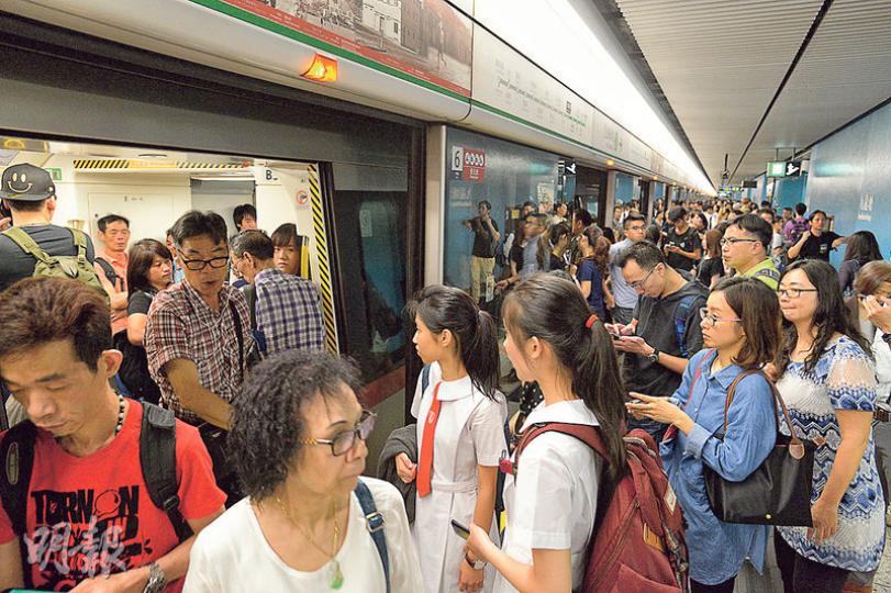 港鐵上周三早上繁忙時間測試新疏導人流措施,觀塘線往油麻地列車駛至九龍塘站時,列車第8卡只落客、不上客。圖為昨日九龍塘站月台擠迫情况。(黃志東攝)港鐵車務總監劉天成(右)表示,港鐵今年內會測試荃灣線及東鐵線的新信號系統。圖左為港鐵常務總監金澤培。(鄧宗弘攝) 港鐵上周三早上繁忙時間測試新疏導人流措施,觀塘線往油麻地列車駛至九龍塘站時,列車第8卡只落客、不上客。圖為昨日九龍塘站月台擠迫情况。(黃志東攝)港鐵車務總監劉天成(右)表示,港鐵今年內會測試荃灣線及東鐵線的新信號系統。圖左為港鐵常務總監金澤培。(鄧宗弘攝)