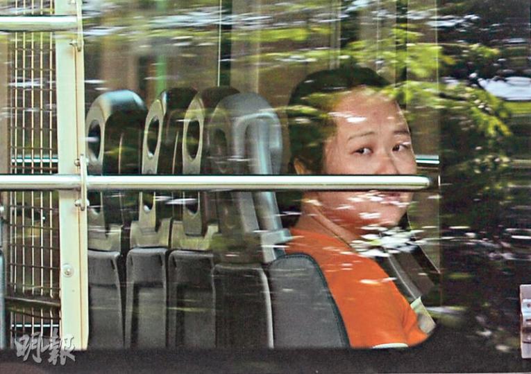 內地婦黃玉鳳(圖)被控傷人及襲擊致造成身體傷害兩罪,昨日早上被警方押解到沙田裁判法院提堂,獲准以現金5萬元保釋但不准離港。(鍾林枝攝)沙田區議員麥潤培(右二)等數名示威者昨於開庭前,到法院門外聲援遇襲港人。另一批十多名示威者於散庭後分散法院外,等候被告離開法院時表達意見,終未能成功。(鍾林枝攝)被告昨離開法庭時獲「特別待遇」,疑使用法庭職員通道到達停車場,登上警方安排的白色私家車(圖),其後更獲交通警開路,快速駛離法院。(黃志東攝) 內地婦黃玉鳳(圖)被控傷人及襲擊致造成身體傷害兩罪,昨日早上被警方押解到沙田裁判法院提堂,獲准以現金5萬元保釋但不准離港。(鍾林枝攝)沙田區議員麥潤培(右二)等數名示威者昨於開庭前,到法院門外聲援遇襲港人。另一批十多名示威者於散庭後分散法院外,等候被告離開法院時表達意見,終未能成功。(鍾林枝攝)被告昨離開法庭時獲「特別待遇」,疑使用法庭職員通道到達停車場,登上警方安排的白色私家車(圖),其後更獲交通警開路,快速駛離法院。(黃志東攝)