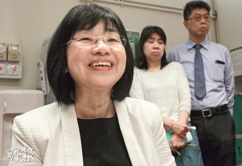 面對教師投訴行政失當,皇仁書院校長李瑞華(圖前)昨承認溝通上或有不足之處,她會約見寫投訴信的教師開會溝通,也歡迎其他師生及校友向她表達意見。(李紹昌攝) 面對教師投訴行政失當,皇仁書院校長李瑞華(圖前)昨承認溝通上或有不足之處,她會約見寫投訴信的教師開會溝通,也歡迎其他師生及校友向她表達意見。(李紹昌攝)