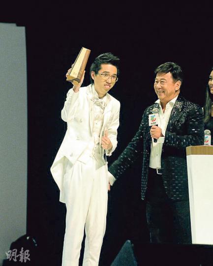 夏雨擔任《萬千呃Like賀台慶》嘉賓,頒「最LIKE男主角」獎給專家Dickson。(攝影:孫華中、鍾偉茵)葉家寶擔任毛記電視臨時特約一次性行政總裁主持切壽包儀式,觀眾大笑不停。(攝影:孫華中、鍾偉茵)方健儀開場時身兼主播及記者身分,表現搞笑。(攝影:孫華中、鍾偉茵)李司棋上台頒女主角獎時,講無綫劇集經典台詞「我煮個麵畀你食」全場尖叫。(攝影:孫華中、鍾偉茵)專家Dickson昨晚在《真Dick徵婚了》選中Mary做朋友,盧冠廷(左)現身獻唱《陪著你走》。(攝影:孫華中、鍾偉茵)王維基在台下欣賞 夏雨擔任《萬千呃Like賀台慶》嘉賓,頒「最LIKE男主角」獎給專家Dickson。(攝影:孫華中、鍾偉茵)葉家寶擔任毛記電視臨時特約一次性行政總裁主持切壽包儀式,觀眾大笑不停。(攝影:孫華中、鍾偉茵)方健儀開場時身兼主播及記者身分,表現搞笑。(攝影:孫華中、鍾偉茵)李司棋上台頒女主角獎時,講無綫劇集經典台詞「我煮個麵畀你食」全場尖叫。(攝影:孫華中、鍾偉茵)專家Dickson昨晚在《真Dick徵婚了》選中Mary做朋友,盧冠廷(左)現身獻唱《陪著你走》。(攝影:孫華中、鍾偉茵)王維基在台下欣賞