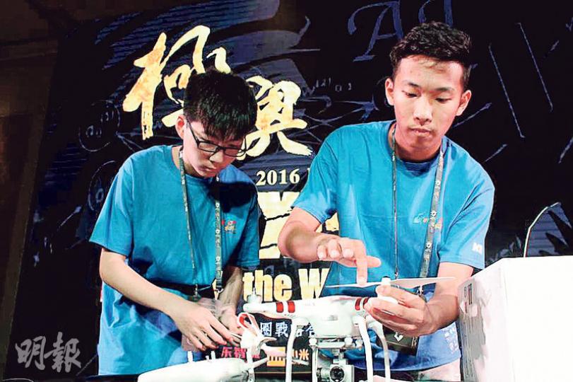 兩名16歲的小黑客王丙坤(右)、劉傑煒(左)成功用手機「挾持」大疆無人機。(楊立贇攝) 兩名16歲的小黑客王丙坤(右)、劉傑煒(左)成功用手機「挾持」大疆無人機。(楊立贇攝)