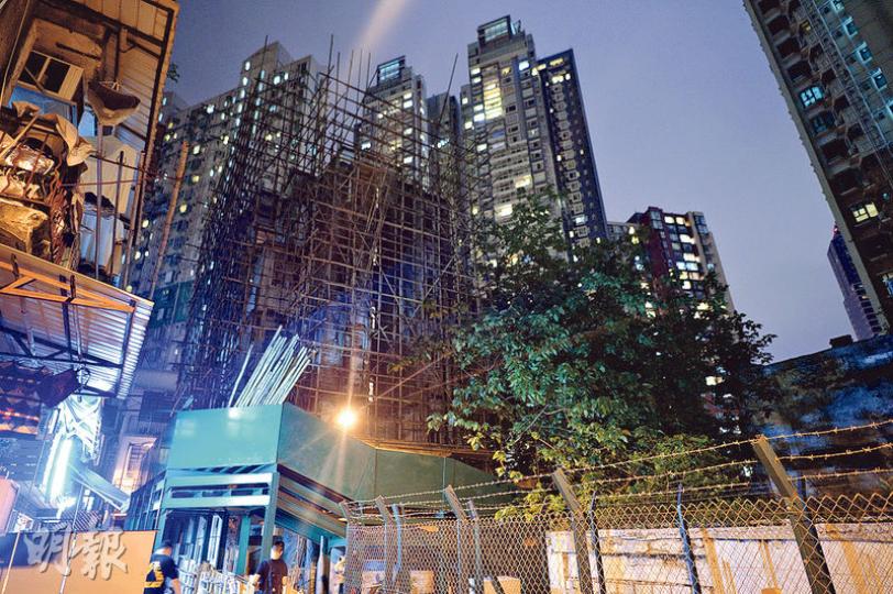 市建局宣布士丹頓街/永利街項目重建至今13年,惟因收回業權不多而未能展開重建。但局方為確保公眾安全,部分已全幢收回且狀况差劣的樓宇先被拆,其中城皇街8至10號今年內會被拆。本報昨發現城皇街10號樓宇已搭起棚架。(蘇智鑫攝) 市建局宣布士丹頓街/永利街項目重建至今13年,惟因收回業權不多而未能展開重建。但局方為確保公眾安全,部分已全幢收回且狀况差劣的樓宇先被拆,其中城皇街8至10號今年內會被拆。本報昨發現城皇街10號樓宇已搭起棚架。(蘇智鑫攝)