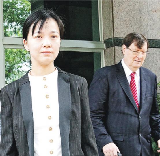 蘋果總編輯陳沛敏(左)昨於庭外表示,有傳媒曾作類似報道但沒被控,質疑律政司「選擇性控告」。蘋果一方的資深大律師麥高義(右)則表示,相關法例多年未被使用,認為律政司突然檢控,「時間有點奇怪」。(林俊源攝)明報集團有限公司及明報報業有限公司的代表田小姐(圖),昨到粉嶺裁判法院應訊,離開法院時沒有發言。(林俊源攝) 蘋果總編輯陳沛敏(左)昨於庭外表示,有傳媒曾作類似報道但沒被控,質疑律政司「選擇性控告」。蘋果一方的資深大律師麥高義(右)則表示,相關法例多年未被使用,認為律政司突然檢控,「時間有點奇怪」。(林俊源攝)明報集團有限公司及明報報業有限公司的代表田小姐(圖),昨到粉嶺裁判法院應訊,離開法院時沒有發言。(林俊源攝)