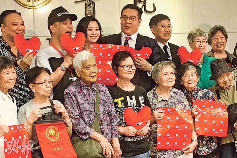 仁濟醫院董事局主席鄭承峰(後排左四)昨出席仁濟活動時,被問到是否擔心事件會影響本周六的賣旗活動,鄭回應稱,此事屬個別事件,不敢說此事對仁濟屬好屬壞,將來會更小心處理。(李紹昌攝) 仁濟醫院董事局主席鄭承峰(後排左四)昨出席仁濟活動時,被問到是否擔心事件會影響本周六的賣旗活動,鄭回應稱,此事屬個別事件,不敢說此事對仁濟屬好屬壞,將來會更小心處理。(李紹昌攝)