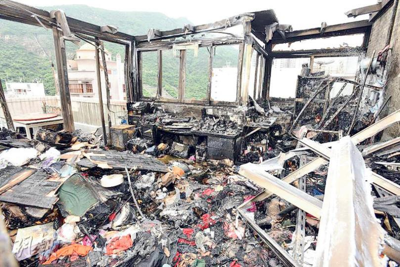涉事天台屋起火後一片凌亂,儼如廢墟,現場遺下電腦主機、桌子等殘骸。屋宇署表示大廈結構未受火警影響,會調查該天台屋是否違例建築。(鍾炳然攝)魏太(右)抱着兩個月大兒子由31樓走到地面,並與放下工作趕回的丈夫(左)相遇,一家人平安無事。魏太慶幸逃生過程順利,丈夫對母子平安感到十分幸運。(鍾炳然攝) 涉事天台屋起火後一片凌亂,儼如廢墟,現場遺下電腦主機、桌子等殘骸。屋宇署表示大廈結構未受火警影響,會調查該天台屋是否違例建築。(鍾炳然攝)魏太(右)抱着兩個月大兒子由31樓走到地面,並與放下工作趕回的丈夫(左)相遇,一家人平安無事。魏太慶幸逃生過程順利,丈夫對母子平安感到十分幸運。(鍾炳然攝)
