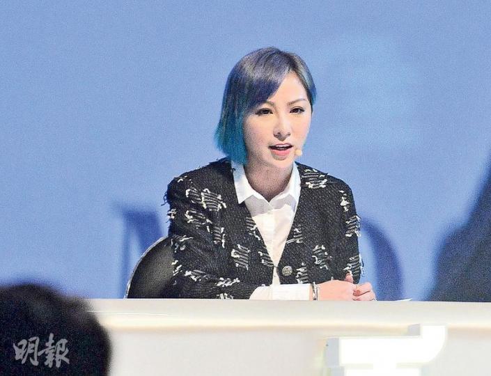 利嘉兒擔任《普通廣東話新聞報道》主播。(攝影:鍾偉茵、孫華中)王宗堯「大Sir」上身主持《七囧訊》。(攝影:鍾偉茵、孫華中)3個半鐘頭節目嫌太長,觀眾傳壽包時開心有活動時間。(攝影:鍾偉茵、孫華中)蒙面游泳勤唱《Victory海港》。(攝影:鍾偉茵、孫華中) 利嘉兒擔任《普通廣東話新聞報道》主播。(攝影:鍾偉茵、孫華中)王宗堯「大Sir」上身主持《七囧訊》。(攝影:鍾偉茵、孫華中)3個半鐘頭節目嫌太長,觀眾傳壽包時開心有活動時間。(攝影:鍾偉茵、孫華中)蒙面游泳勤唱《Victory海港》。(攝影:鍾偉茵、孫華中)