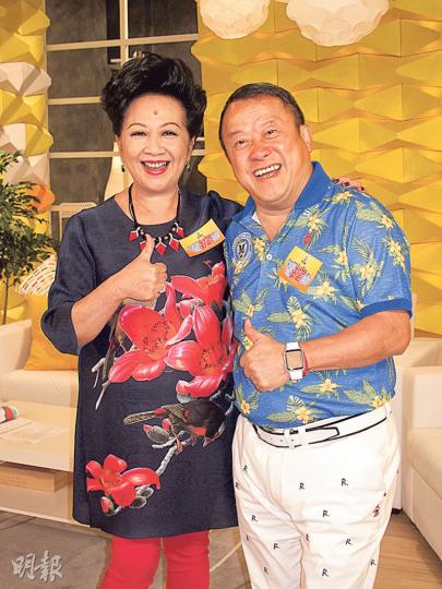 家燕姐大笠高帽,讚志偉地位高,做事分輕重。(攝影﹕鍾一虹) 家燕姐大笠高帽,讚志偉地位高,做事分輕重。(攝影﹕鍾一虹)