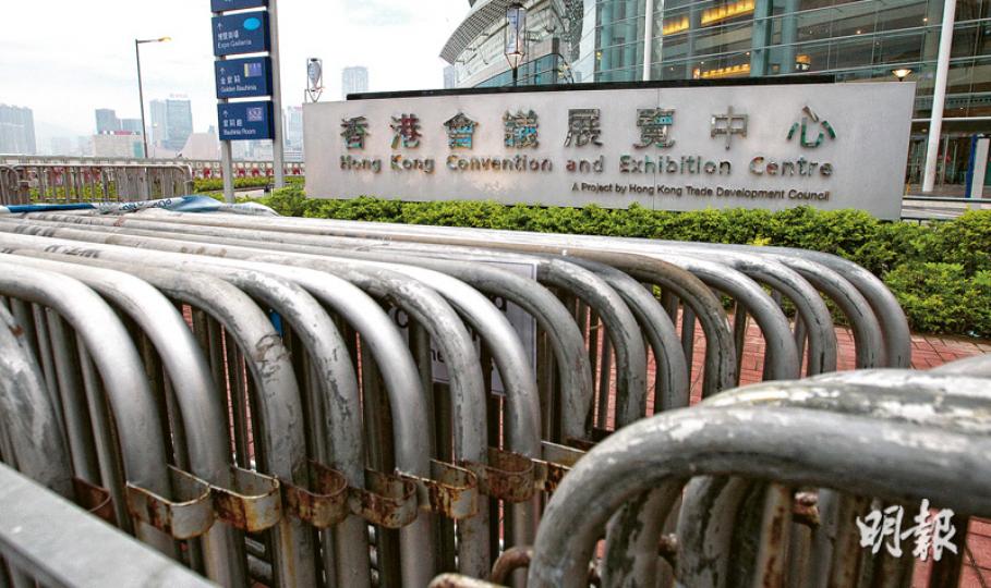全國人大委員長張德江下周訪港期間,警方將於灣仔會展(圖)、君悅酒店以至入境事務大樓範圍設「核心保安區」,圖為昨日會展外已擺放多重鐵馬,以備封鎖會場範圍。(林俊源攝)張德江下周三到會展出席「一帶一路高峰論壇」,會場昨日開始佈置。(鄧宗弘攝) 全國人大委員長張德江下周訪港期間,警方將於灣仔會展(圖)、君悅酒店以至入境事務大樓範圍設「核心保安區」,圖為昨日會展外已擺放多重鐵馬,以備封鎖會場範圍。(林俊源攝)張德江下周三到會展出席「一帶一路高峰論壇」,會場昨日開始佈置。(鄧宗弘攝)