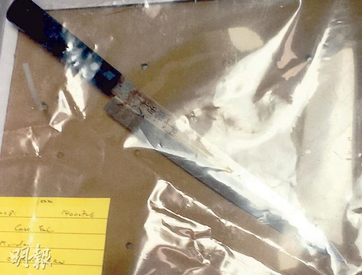 被告曾文緯前年以涉案兇器、14吋長的魚生刀狂斬親兄曾永豪22刀致死,兇器至今仍殘留血漬。(章淑廉攝) 被告曾文緯前年以涉案兇器、14吋長的魚生刀狂斬親兄曾永豪22刀致死,兇器至今仍殘留血漬。(章淑廉攝)
