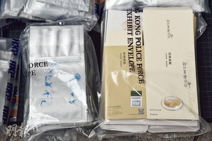 警方在北角破獲毒品案,在16盒「我的美麗日記」燕窩面膜內檢獲逾7公斤液態冰毒,市值約220萬元。(鍾炳然攝)警方破獲220萬元液態冰毒行動中,當場拘捕3名同為20歲的涉案青年,黑布蒙頭帶署扣查。(鍾炳然攝) 警方在北角破獲毒品案,在16盒「我的美麗日記」燕窩面膜內檢獲逾7公斤液態冰毒,市值約220萬元。(鍾炳然攝)警方破獲220萬元液態冰毒行動中,當場拘捕3名同為20歲的涉案青年,黑布蒙頭帶署扣查。(鍾炳然攝)