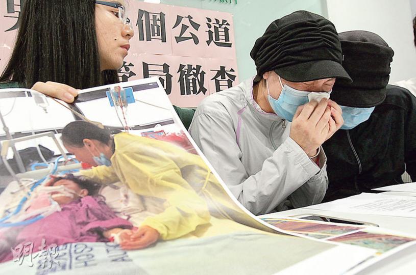 男童父母(右一及二)昨召開記者會,批評仁濟醫院輕視其子病情,入院翌晨才處方特敏福,質疑做法,促交代事件。兩人展示兒子生前照片時難掩悲痛,泣不成聲。(李紹昌攝) 男童父母(右一及二)昨召開記者會,批評仁濟醫院輕視其子病情,入院翌晨才處方特敏福,質疑做法,促交代事件。兩人展示兒子生前照片時難掩悲痛,泣不成聲。(李紹昌攝)