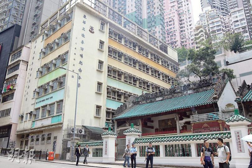 城規會昨審議東華三院在法定古蹟上環文武廟(圖右)旁,拆卸小學校舍(圖左黃色建築物)並興建21層高青年宿舍計劃,城規會認為項目對周圍環境沒負面影響,加上年輕人對青年宿舍有要求,最終通過申請。(李紹昌攝) 城規會昨審議東華三院在法定古蹟上環文武廟(圖右)旁,拆卸小學校舍(圖左黃色建築物)並興建21層高青年宿舍計劃,城規會認為項目對周圍環境沒負面影響,加上年輕人對青年宿舍有要求,最終通過申請。(李紹昌攝)