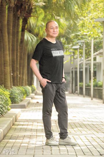 湯鎮業在電影《夢想合伙人》中跟韓國導演、內地演員合作,拍攝嚴謹令他十分緊張,因為「對住大卡士,萬一出錯,香港人被睇唔起就死了」。(攝影:孫華中)湯鎮業表示妻女都在青島,內地工作酬勞又多幾倍,所以不會長駐香港拍劇。(攝影:孫華中) 湯鎮業在電影《夢想合伙人》中跟韓國導演、內地演員合作,拍攝嚴謹令他十分緊張,因為「對住大卡士,萬一出錯,香港人被睇唔起就死了」。(攝影:孫華中)湯鎮業表示妻女都在青島,內地工作酬勞又多幾倍,所以不會長駐香港拍劇。(攝影:孫華中)