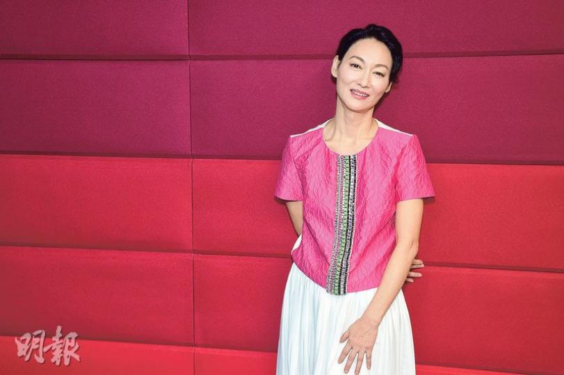 惠英紅在電影《北京遇上西雅圖之不二情書》演荷官,但她自言不懂賭錢,去賭場只會拉老虎機。(攝影:梁迺楠) 惠英紅在電影《北京遇上西雅圖之不二情書》演荷官,但她自言不懂賭錢,去賭場只會拉老虎機。(攝影:梁迺楠)