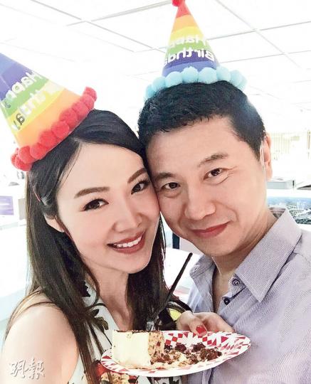 葉翠翠與老公周曉東頭貼頭曬幸福。(微博圖片) 葉翠翠與老公周曉東頭貼頭曬幸福。(微博圖片)