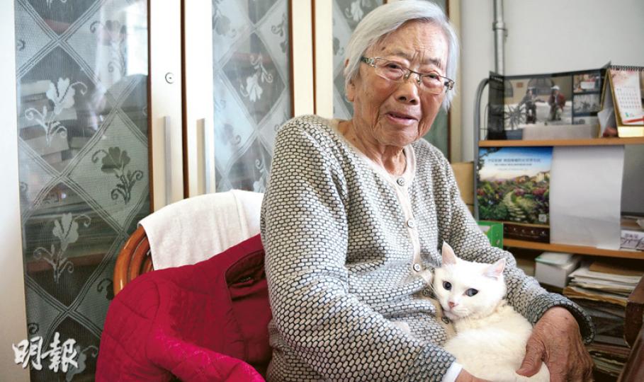 晚年的聶元梓最開心是家中有一隻白貓陪伴,她一叫「貓貓」,白貓就跳到她膝上。(林迎攝) 晚年的聶元梓最開心是家中有一隻白貓陪伴,她一叫「貓貓」,白貓就跳到她膝上。(林迎攝)