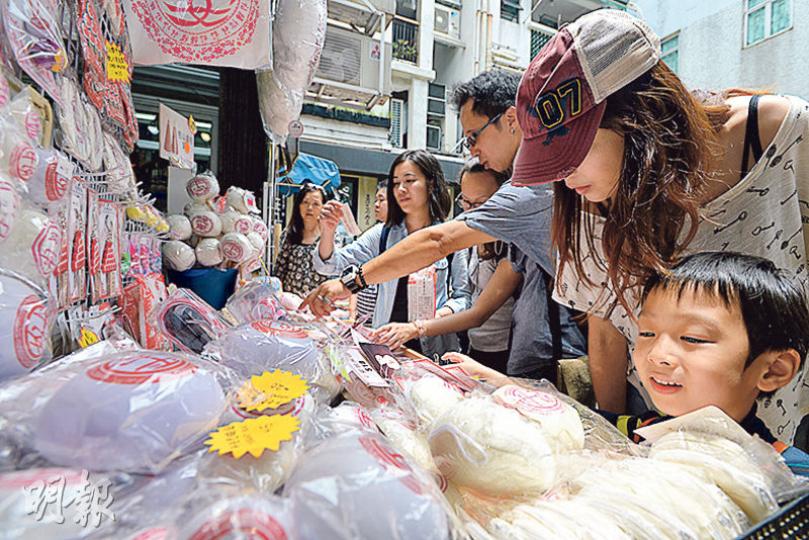 不少紀念品商戶昨日生意不俗,有人花費超過200元購買攬枕、鎖匙扣等紀念品。在碼頭附近售賣紀念品的盧小姐說,今年內地旅客人數較少,近八九成是本地人,生意反而不俗,港人亦較少講價,「我哋賣嘢就舒服啲囉」。(楊柏賢攝) 不少紀念品商戶昨日生意不俗,有人花費超過200元購買攬枕、鎖匙扣等紀念品。在碼頭附近售賣紀念品的盧小姐說,今年內地旅客人數較少,近八九成是本地人,生意反而不俗,港人亦較少講價,「我哋賣嘢就舒服啲囉」。(楊柏賢攝)