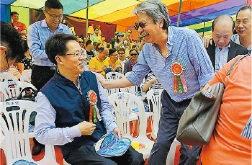 中聯辦主任張曉明(左)與財政司長曾俊華(右)由逾20人保護進場,張先坐下,曾拍拍其肩膀再坐在他身旁。(楊柏賢攝) 中聯辦主任張曉明(左)與財政司長曾俊華(右)由逾20人保護進場,張先坐下,曾拍拍其肩膀再坐在他身旁。(楊柏賢攝)