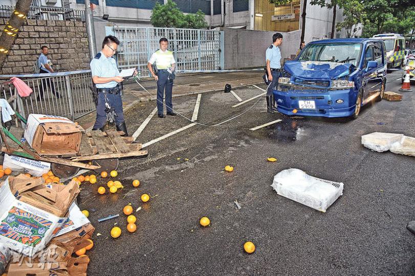 76歲果欄工人用手推車載着大批生果,沿廣東道馬路邊逆線前行,遭七人車迎面直撞斃命,生果散滿一地,七人車司機事後被驗出酒後駕駛被捕。事發的廣東道有兩線單程,路面寬闊,事發清晨時分亦不多車。(蔡方山攝)死者家人及親友昨午與道士到現場拜祭及招魂,其間妻子跪地上香時一度難抵傷痛,伏地失聲大哭。(衛永康攝) 76歲果欄工人用手推車載着大批生果,沿廣東道馬路邊逆線前行,遭七人車迎面直撞斃命,生果散滿一地,七人車司機事後被驗出酒後駕駛被捕。事發的廣東道有兩線單程,路面寬闊,事發清晨時分亦不多車。(蔡方山攝)死者家人及親友昨午與道士到現場拜祭及招魂,其間妻子跪地上香時一度難抵傷痛,伏地失聲大哭。(衛永康攝)