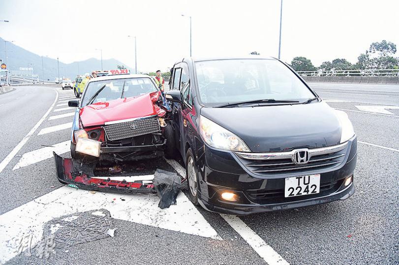 長青公路車禍中,涉事七人車被輕型貨車從後撞至失控向右越線與駛至的士碰撞,七人車及的士各有一名乘客受輕傷送院治理。(蔡方山攝) 長青公路車禍中,涉事七人車被輕型貨車從後撞至失控向右越線與駛至的士碰撞,七人車及的士各有一名乘客受輕傷送院治理。(蔡方山攝)