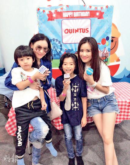 張栢芝包場為細仔Quintus慶祝6歲生日,她抱着Quintus跟大仔Lucas及張文慈開心合照。(微博圖片)栢芝攬住Lucas惜惜,Lucas笑得開懷,頭髮長長的他跟爸爸霆鋒似餅印。(微博圖片)Quintus樣子可愛,愈大愈似媽咪栢芝。(微博圖片) 張栢芝包場為細仔Quintus慶祝6歲生日,她抱着Quintus跟大仔Lucas及張文慈開心合照。(微博圖片)栢芝攬住Lucas惜惜,Lucas笑得開懷,頭髮長長的他跟爸爸霆鋒似餅印。(微博圖片)Quintus樣子可愛,愈大愈似媽咪栢芝。(微博圖片)