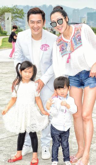 陳浩民與老婆蔣麗莎、4歲的大女及2歲的二仔一起出席活動。(攝影:鍾偉茵) 陳浩民與老婆蔣麗莎、4歲的大女及2歲的二仔一起出席活動。(攝影:鍾偉茵)