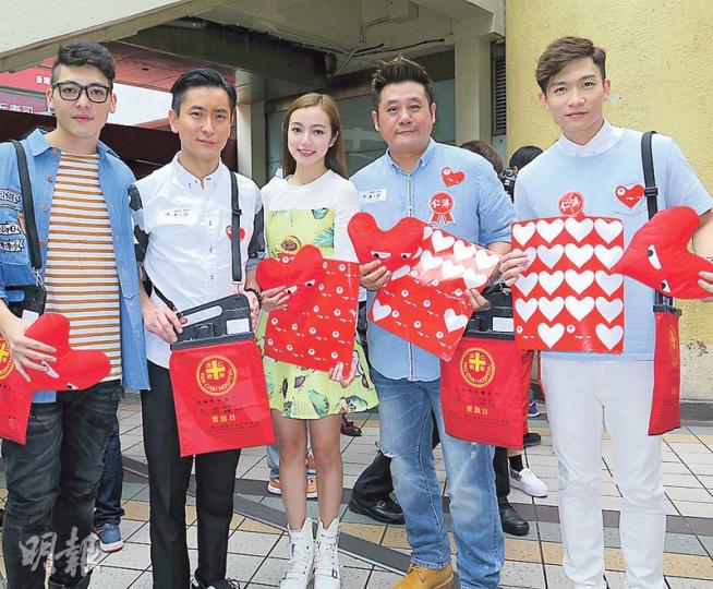 羅孝勇（左起）、范振鋒、李思欣、麥長青及周志文齊齊做義工賣旗。（攝影鎅O者：林蘊兒）
