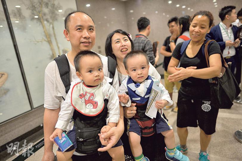 現居於觀塘的租客傅先生一家,昨參觀SAVANNAH示範單位,希望以約400萬元購買細單位。傅太直言,約三年前曾參觀過房協筲箕灣樂融軒,當時樓價「高得不合理」,一直未能覓得入市機會。(蘇智鑫攝) 現居於觀塘的租客傅先生一家,昨參觀SAVANNAH示範單位,希望以約400萬元購買細單位。傅太直言,約三年前曾參觀過房協筲箕灣樂融軒,當時樓價「高得不合理」,一直未能覓得入市機會。(蘇智鑫攝)