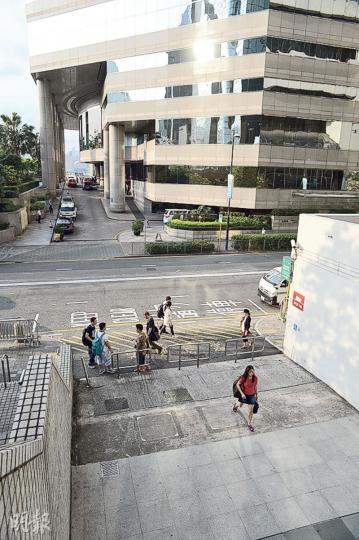 港灣道瑞安中心旁的緊急車輛通道範圍將列作「採訪區」,該處距離張德江下榻的君悅酒店門口約百米,相信在此採訪的記者只能目擊車隊出入,未必能拍到張德江容貌及上下車情况。(鍾林枝攝)另一個「採訪區」為港灣道消防局近中環廣場門口範圍。(蘇智鑫攝) 港灣道瑞安中心旁的緊急車輛通道範圍將列作「採訪區」,該處距離張德江下榻的君悅酒店門口約百米,相信在此採訪的記者只能目擊車隊出入,未必能拍到張德江容貌及上下車情况。(鍾林枝攝)另一個「採訪區」為港灣道消防局近中環廣場門口範圍。(蘇智鑫攝)