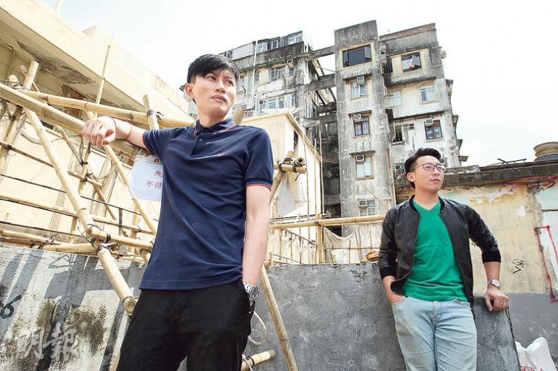 Stanely(左)去年與Aden(右)在內的幾名朋友到深水埗開設工作室,Stanley覺得這裏有新舊交集的特質,希望藉工作室更了解及融入深水埗的文化。(林俊源攝) Stanely(左)去年與Aden(右)在內的幾名朋友到深水埗開設工作室,Stanley覺得這裏有新舊交集的特質,希望藉工作室更了解及融入深水埗的文化。(林俊源攝)