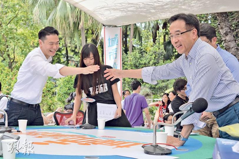 民建聯副主席周浩鼎（左）及自由黨榮譽主席田北俊（右）昨出席《城市論壇》討論政府換屆，周稱要交黨團商討及決定是否支持梁振英連任，田北俊則重申不支持。圖中為青年新政成員游蕙禎，民主黨副主席尹兆堅亦有出席。（馮凱鍵攝）