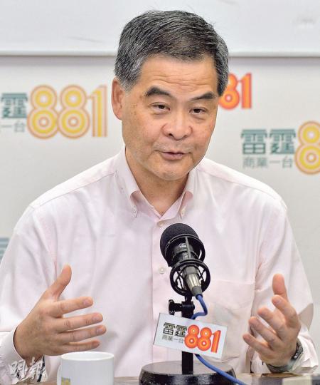 特首梁振英表示會做好橋樑角色,促成中央官員與民主派溝通,即使泛民表明會在全國人大委員長張德江面前表明反對他連任,梁振英亦說不介意。(馮凱鍵攝) 特首梁振英表示會做好橋樑角色,促成中央官員與民主派溝通,即使泛民表明會在全國人大委員長張德江面前表明反對他連任,梁振英亦說不介意。(馮凱鍵攝)