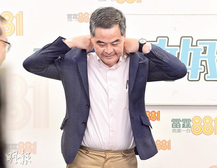 特首梁振英噚日接受商台訪問,話自己白頭髮多咗,又話問責團隊中有人長出肚腩。從呢張相可見,唔知CY係咪都形容緊自己呢?(馮凱鍵攝) 特首梁振英噚日接受商台訪問,話自己白頭髮多咗,又話問責團隊中有人長出肚腩。從呢張相可見,唔知CY係咪都形容緊自己呢?(馮凱鍵攝)
