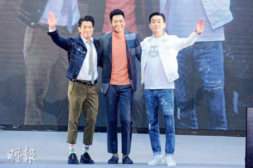 郭富城（左起）、周潤發及梁家輝三大影帝於新片合作，肯定擦出演技火花。（攝影：孫華中）發哥負責揸手機拍照，城城與家輝則企定定配合擺甫士。（攝影：孫華中）