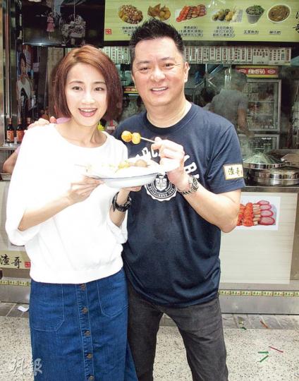 譚小環與老公蔡強榮免費請市民食魚蛋慶祝第2間小食店開幕。(攝影:鍾一虹) 譚小環與老公蔡強榮免費請市民食魚蛋慶祝第2間小食店開幕。(攝影:鍾一虹)