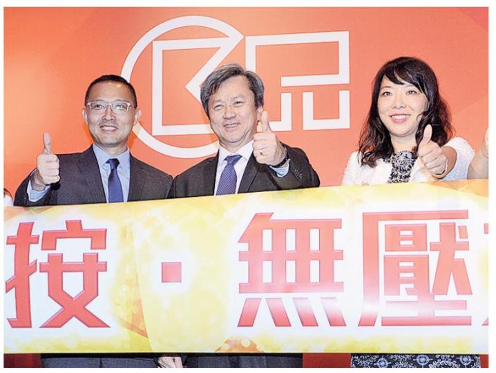長實地產今年在港暫只集中銷售餘貨,集團昨為旗下五盤(涉及463伙餘貨)提供八成按揭計劃。被問及買家是否毋須經過壓力測試,長實地產執行董事趙國雄(中)只引用宣傳標語,直指此為「無壓力」按揭計劃。(劉焌陶攝) 長實地產今年在港暫只集中銷售餘貨,集團昨為旗下五盤(涉及463伙餘貨)提供八成按揭計劃。被問及買家是否毋須經過壓力測試,長實地產執行董事趙國雄(中)只引用宣傳標語,直指此為「無壓力」按揭計劃。(劉焌陶攝)