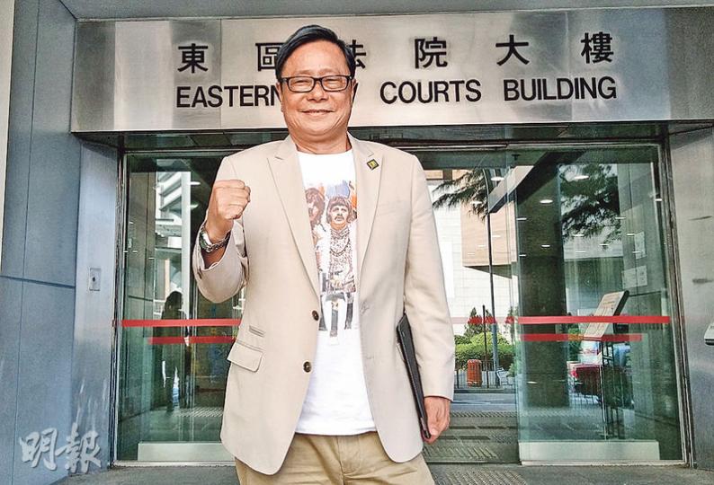 涉前年在立法會用玻璃杯擲特首梁振英的立法會議員黃毓民(圖),昨完成對兩名立法會保安員的盤問。(鄧力行攝)圖為昨日作供的立法會一級保安助理何德成。(鄧力行攝) 涉前年在立法會用玻璃杯擲特首梁振英的立法會議員黃毓民(圖),昨完成對兩名立法會保安員的盤問。(鄧力行攝)圖為昨日作供的立法會一級保安助理何德成。(鄧力行攝)