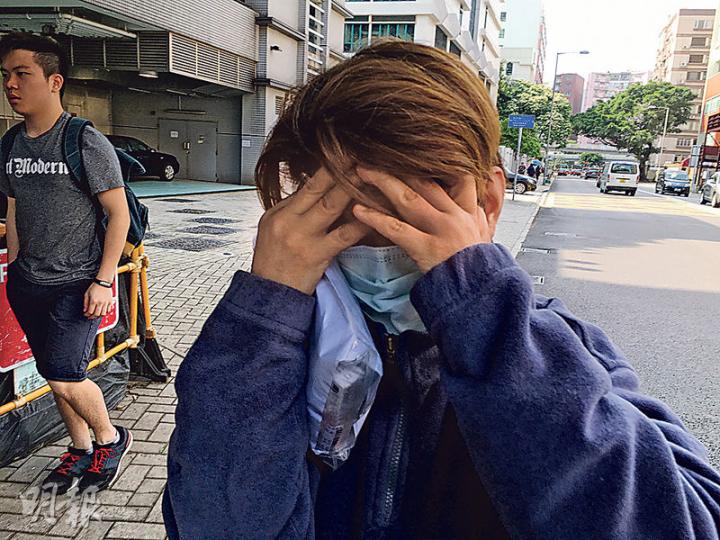 私家車司機李家強(圖)涉日前在油麻地駕駛私家車撞死七旬果欄工人,被控危險駕駛致他人死亡及醉駕兩罪,昨獲准保釋候訊後,戴上口罩掩面離開法院。(黃建邦攝) 私家車司機李家強(圖)涉日前在油麻地駕駛私家車撞死七旬果欄工人,被控危險駕駛致他人死亡及醉駕兩罪,昨獲准保釋候訊後,戴上口罩掩面離開法院。(黃建邦攝)