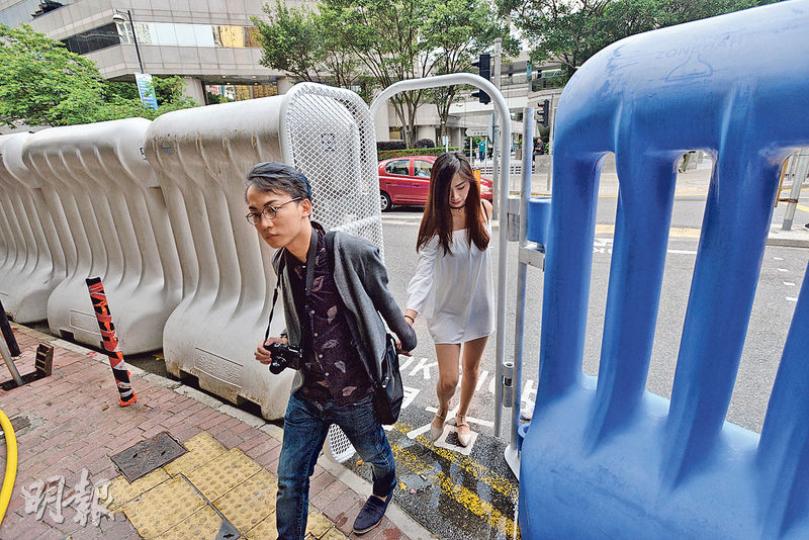 會展外重重的水馬陣中,設置不同大小的鐵門、鐵閘,可在不用移動水馬的情況下予人出入。(楊柏賢攝) 會展外重重的水馬陣中,設置不同大小的鐵門、鐵閘,可在不用移動水馬的情況下予人出入。(楊柏賢攝)