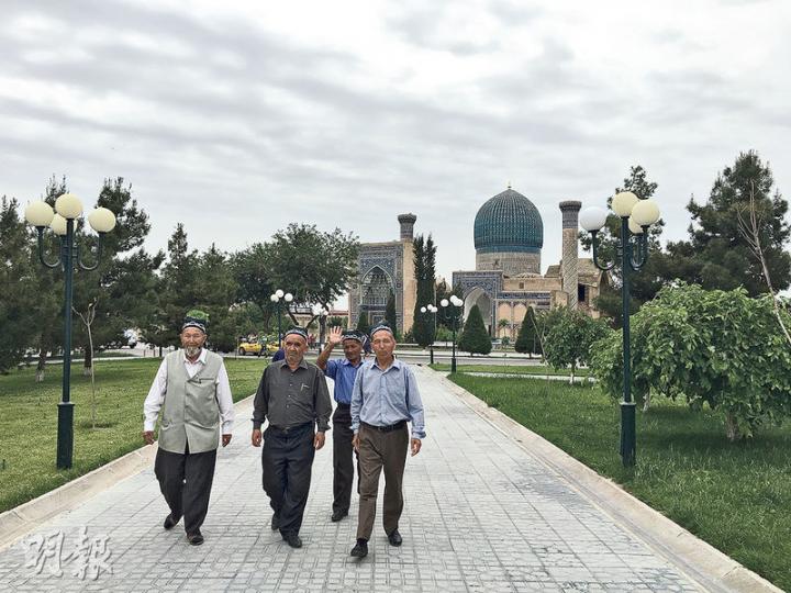 烏茲別克 位於烏茲別克的撒馬爾罕（Samarkand）是有2500多年歷史的古城，市內仍保留多座13世紀帖木兒帝國的古建築，包括帖木兒的陵墓（圖）。當地人對遊客十分友善，不時主動與遊客合照。（楊康琪攝）哈薩克 哈薩克最大城市阿拉木圖有一座逾百年歷史的純木東正教堂Zenkov's Cathedral（圖），在1911年經歷地震後絲毫無損。（楊康琪攝）[吉爾吉斯] 吉爾吉斯城市比斯凱克內的Osh Bazaar（圖），售賣乾果和蜜糖等產品，為中亞地區其中一個大型市集。（楊康琪攝）