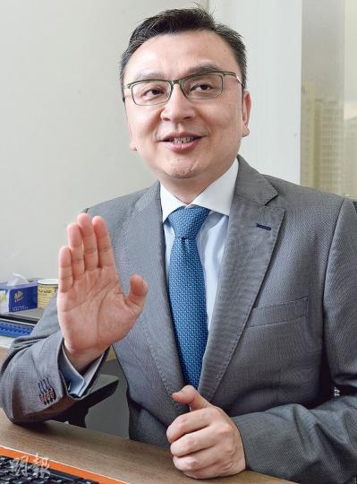 卓健醫療執行醫務總監邱家駿醫生(圖)表示,政府擬立法規管日間醫療中心會增加營運成本,規模小的中心或會被淘汰,也不易物色中心醫務總監。(劉焌陶攝)政府擬建議強制醫護進修,卓健醫療執行醫務總監邱家駿稱該集團提供網上學習,支持普通科醫生持續進修。(劉焌陶攝) 卓健醫療執行醫務總監邱家駿醫生(圖)表示,政府擬立法規管日間醫療中心會增加營運成本,規模小的中心或會被淘汰,也不易物色中心醫務總監。(劉焌陶攝)政府擬建議強制醫護進修,卓健醫療執行醫務總監邱家駿稱該集團提供網上學習,支持普通科醫生持續進修。(劉焌陶攝)
