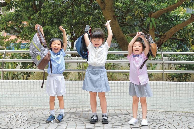 還學生真.全日制 (黃志東攝)九龍禮賢學校培育出一班充滿童真、非常愉快的學生。(黃志東攝)年紀小小的學生,原來對水墨畫也甚感興趣。(黃志東攝)九龍禮賢學校是香港少數「真全日制」小學。(黃志東攝)這班在聯課活動中參與校園電視台的學生,正學習製作動畫拍攝。(黃志東攝)逢周二、四是聯課活動,學生可自由參與一體一藝的聯課活動。(黃志東攝)雖然只有半天授課時間,但因為教學法得宜,九龍禮賢學校仍然保住老牌名校的優秀成績。(黃志東攝)陳劉斯嫦校長 (黃志東攝) 還學生真.全日制 (黃志東攝)九龍禮賢學校培育出一班充滿童真、非常愉快的學生。(黃志東攝)年紀小小的學生,原來對水墨畫也甚感興趣。(黃志東攝)九龍禮賢學校是香港少數「真全日制」小學。(黃志東攝)這班在聯課活動中參與校園電視台的學生,正學習製作動畫拍攝。(黃志東攝)逢周二、四是聯課活動,學生可自由參與一體一藝的聯課活動。(黃志東攝)雖然只有半天授課時間,但因為教學法得宜,九龍禮賢學校仍然保住老牌名校的優秀成績。(黃志東攝)陳劉斯嫦校長 (黃志東攝)