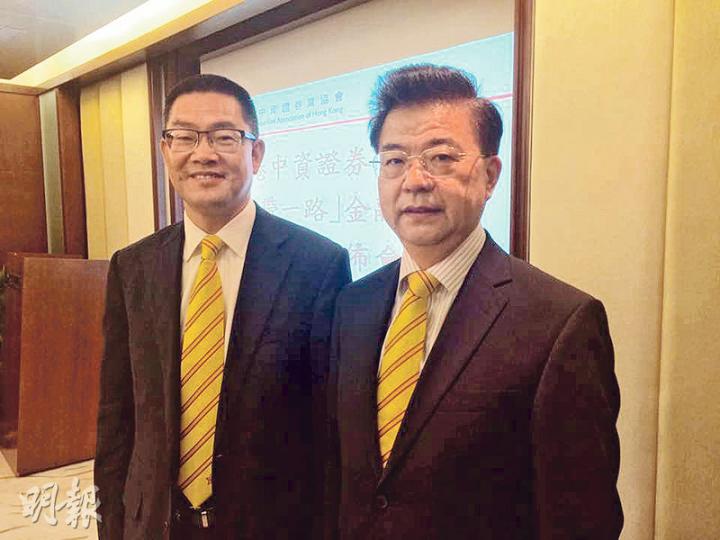 謝湧海(右)認為,香港應利用自身優勢並加以發展及改善,再次引領全世界走入中國投資。圖左為中資證券業協會會長譚岳衡。(溫婉婷攝) 謝湧海(右)認為,香港應利用自身優勢並加以發展及改善,再次引領全世界走入中國投資。圖左為中資證券業協會會長譚岳衡。(溫婉婷攝)