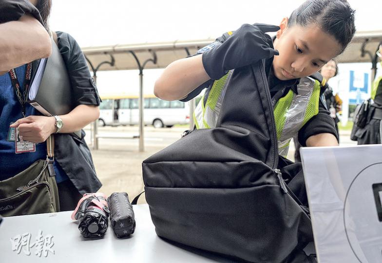 傳媒昨進入停機坪前須接受三重安檢,現場保安禁止記者攜帶雨傘,記者往停機坪前要把雨傘(左下)交保安暫管。(鍾林枝攝)有攝影記者攜同一條黃色毛巾作遮蓋相機鏡頭之用(圖),機場保安禁止該記者把毛巾帶往停機坪,有其他記者獲准攜帶其他顏色的毛巾。(鍾林枝攝) 傳媒昨進入停機坪前須接受三重安檢,現場保安禁止記者攜帶雨傘,記者往停機坪前要把雨傘(左下)交保安暫管。(鍾林枝攝)有攝影記者攜同一條黃色毛巾作遮蓋相機鏡頭之用(圖),機場保安禁止該記者把毛巾帶往停機坪,有其他記者獲准攜帶其他顏色的毛巾。(鍾林枝攝)